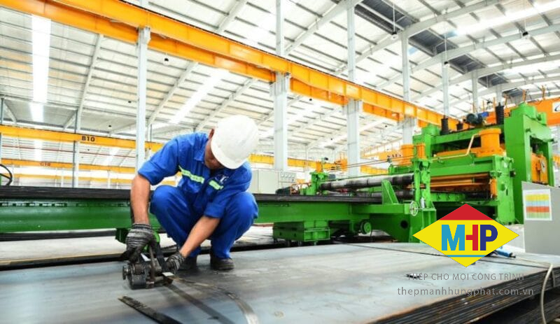 Thép tấm mạ kẽm Mạnh Hưng Phát được sản xuất trong nhà máy hiện đại
